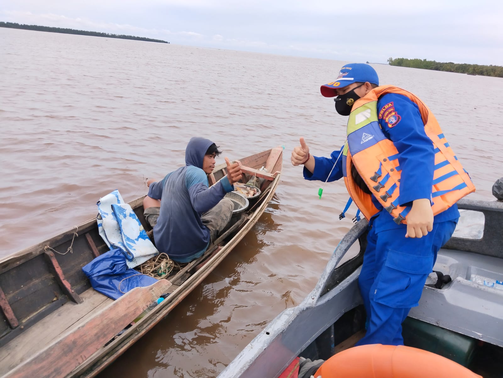 Sambangi Nelayan Di Muara Sungai Kapuas, Ditpolairud Imbau Agar Waspada Cuaca