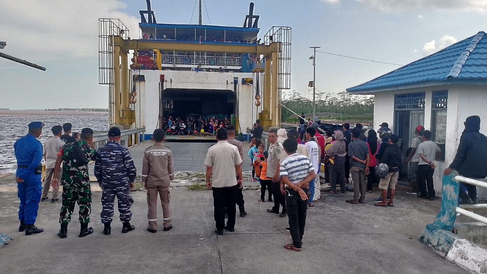 Ditpolairud Melaksanakan Kegiatan PAM Kedatangan Kmp. Derajat Paciran Di Pelabuhan Penyebrangan Baamar Desa Bahaur