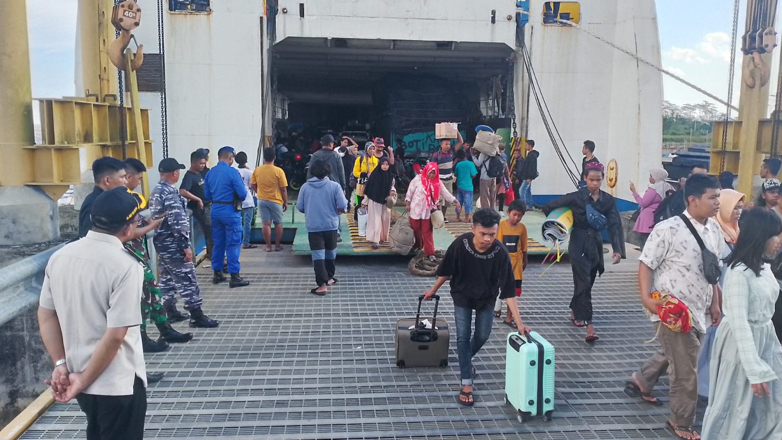 Ditpolairud Melaksanakan Kegiatan PAM Kedatangan Kmp. Derajat Paciran Di Pelabuhan Penyebrangan Baamar Desa Bahaur
