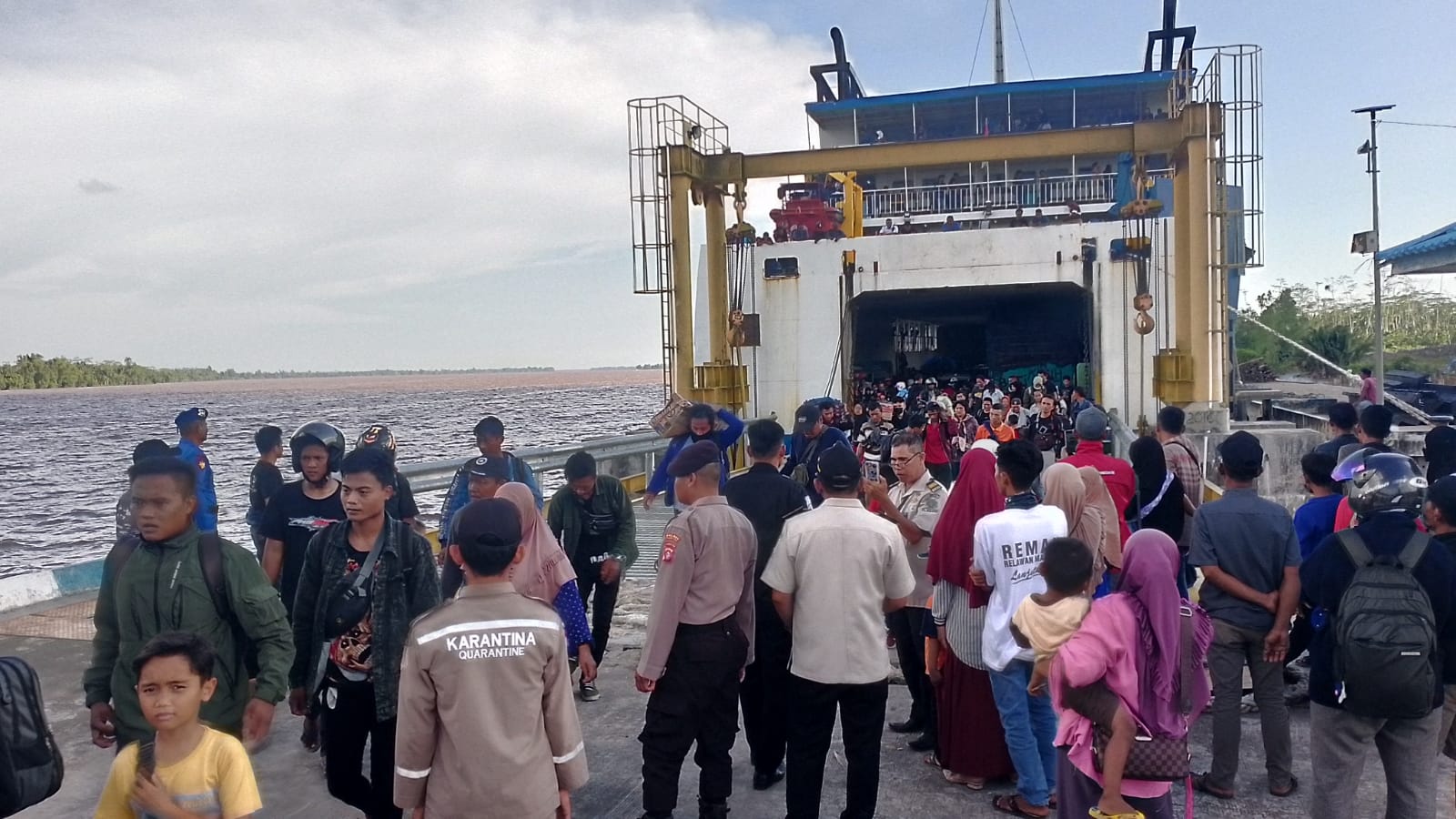 Ditpolairud Melaksanakan Kegiatan PAM Kedatangan Kmp. Derajat Paciran Di Pelabuhan Penyebrangan Baamar Desa Bahaur