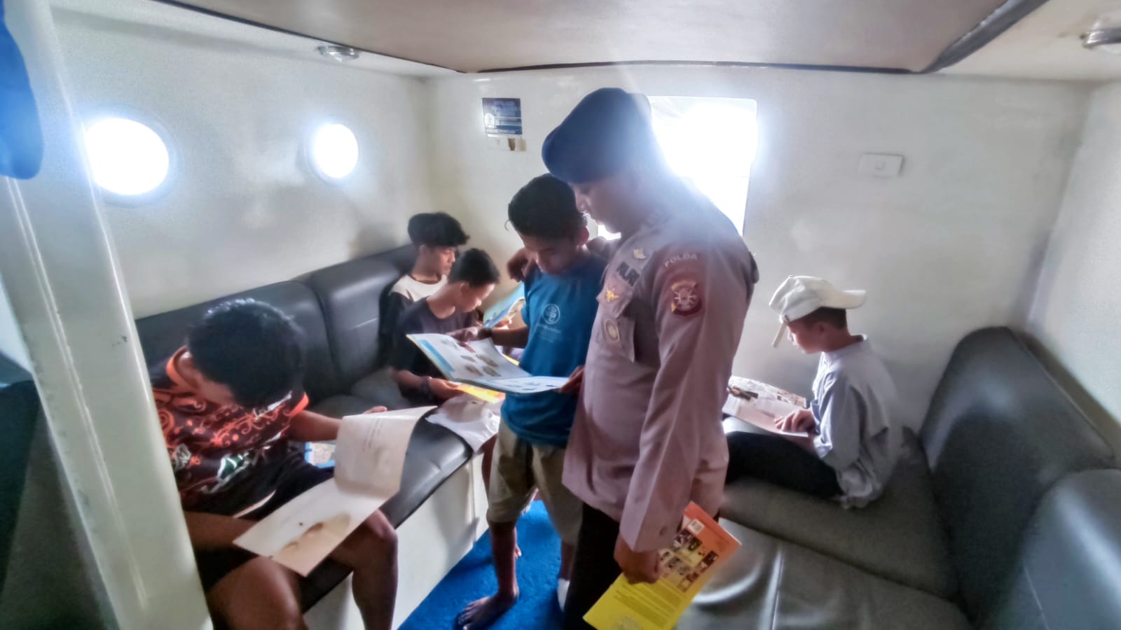 Kurangi Distraksi Dalam Belajar, Personel Ditpolairud Sarankan Membaca Buku Manual Di Era Digitalisasi