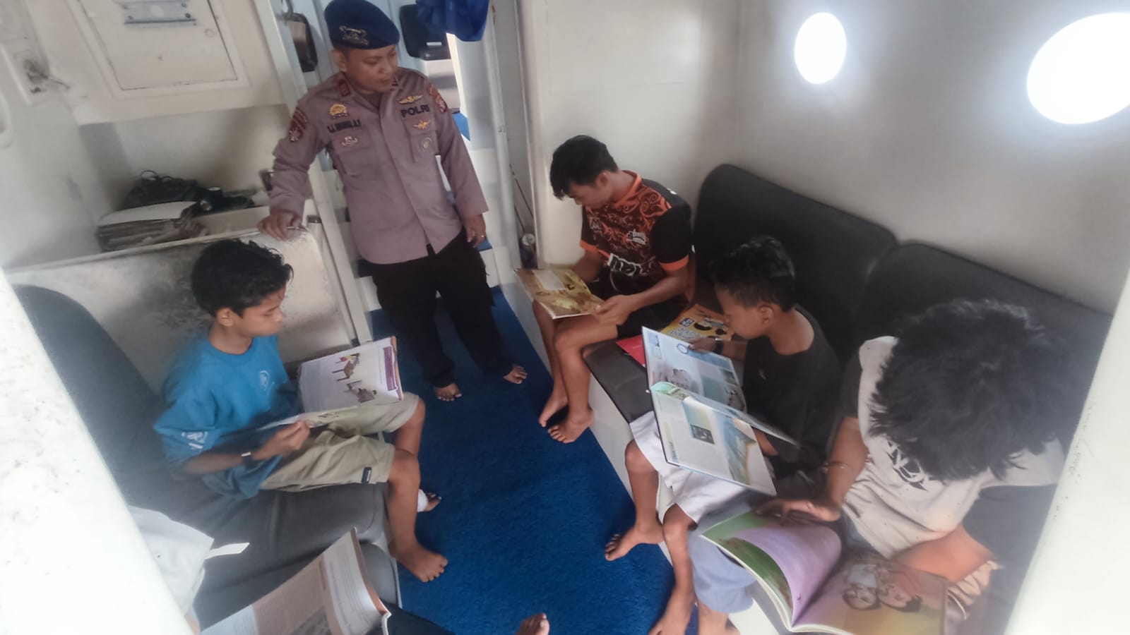 Kurangi Distraksi Dalam Belajar, Personel Ditpolairud Sarankan Membaca Buku Manual Di Era Digitalisasi