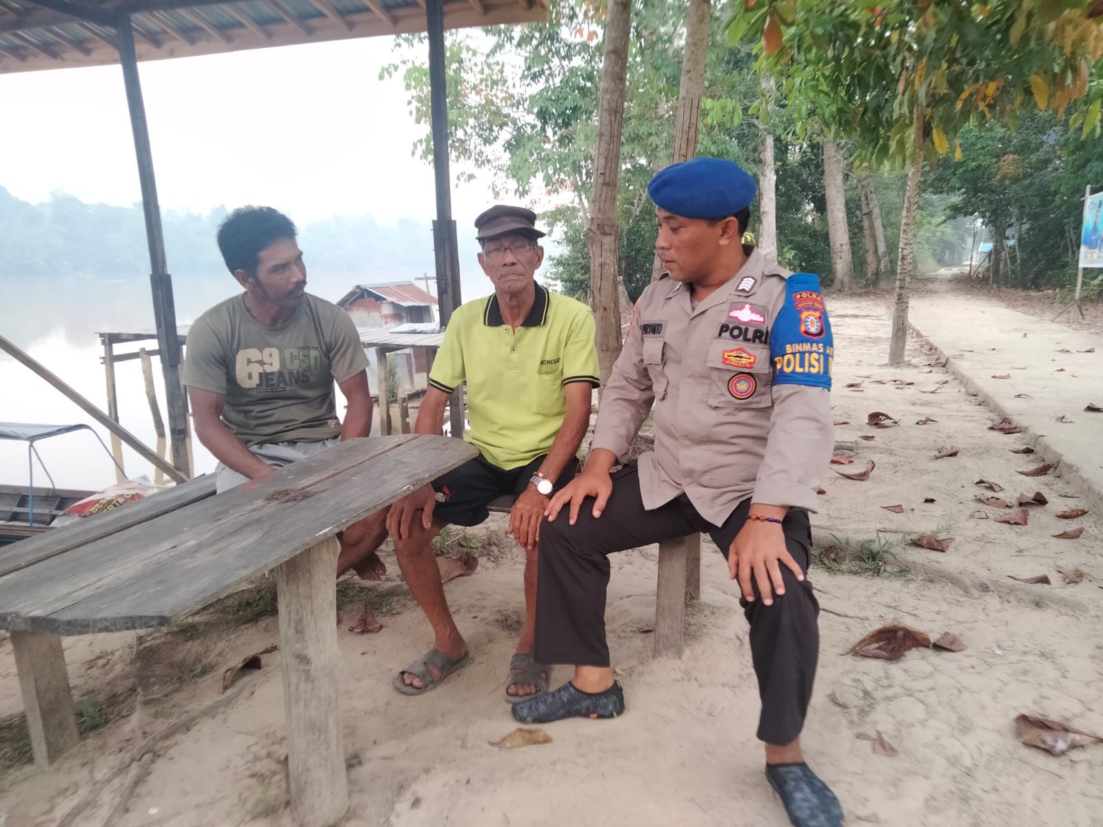 Personel Ditpolairud Berikan Imbauan Kamtibmas Kepada Masyarakat Bantaran Sungai Kapuas Mangkutup