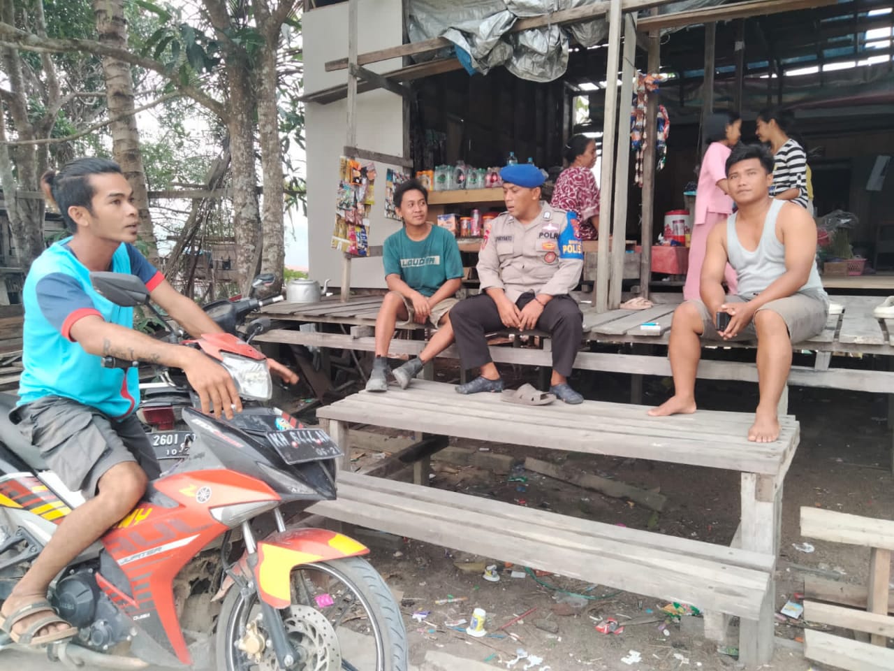 Personel Ditpolairud Berikan Imbauan Kamtibmas Kepada Masyarakat Bantaran Sungai Kapuas Mangkutup