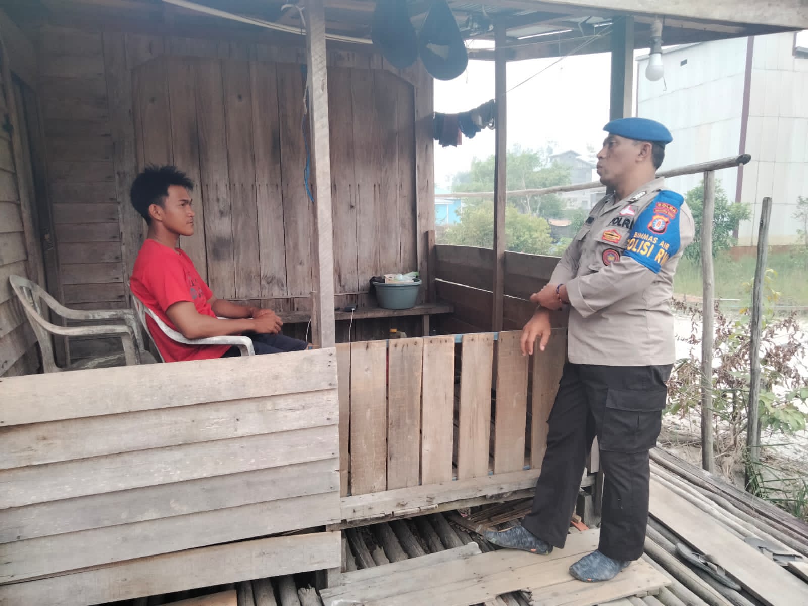 Personel Ditpolairud Berikan Imbauan Kamtibmas Kepada Masyarakat Bantaran Sungai Kapuas Mangkutup