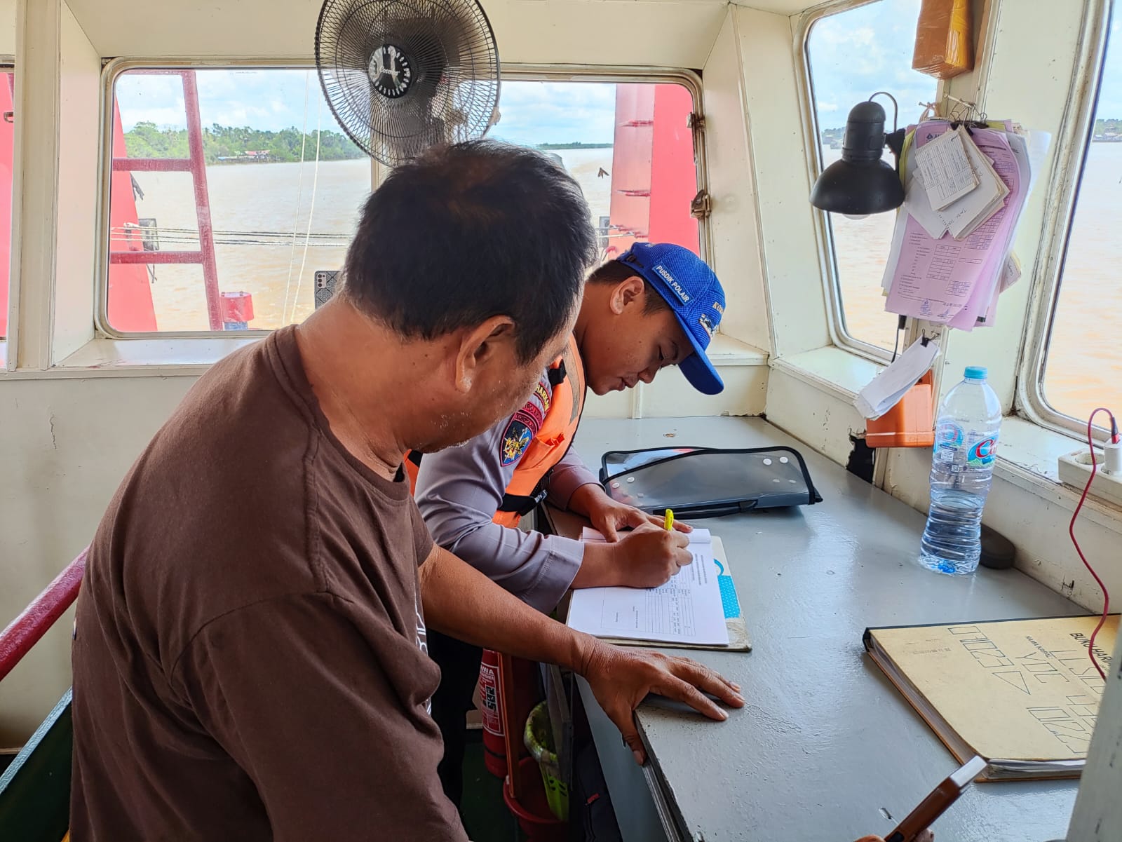 Jaga Kondusifitas Perairan, Ditpolairud Laksanakan Patroli Dan Berikan Imbauan Kamtibmas Di Das Kahayan