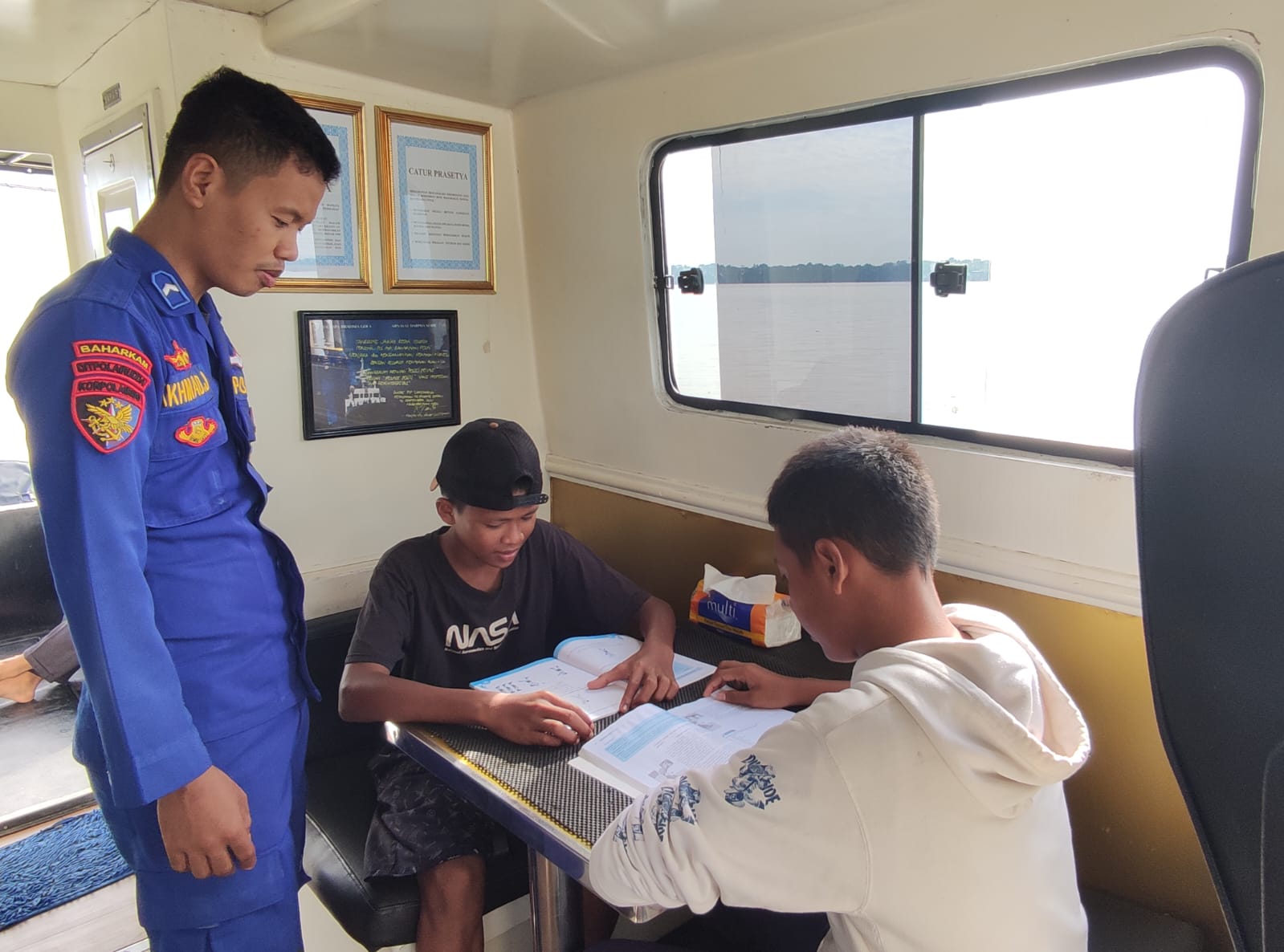 KMH Ditpolairud Menjadi Objek Pelajar Untuk Mengisi Hari Libur