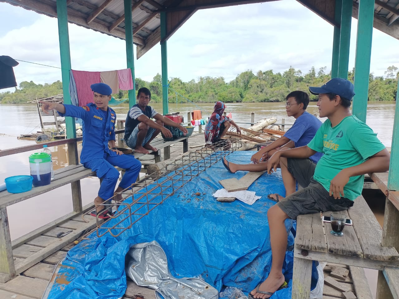 Jelang Pemilu 2024 Personel Ditpolairud Ajak Warga Desa Tumbang Mangkutup Tidak Terpengaruh Berita Hoax