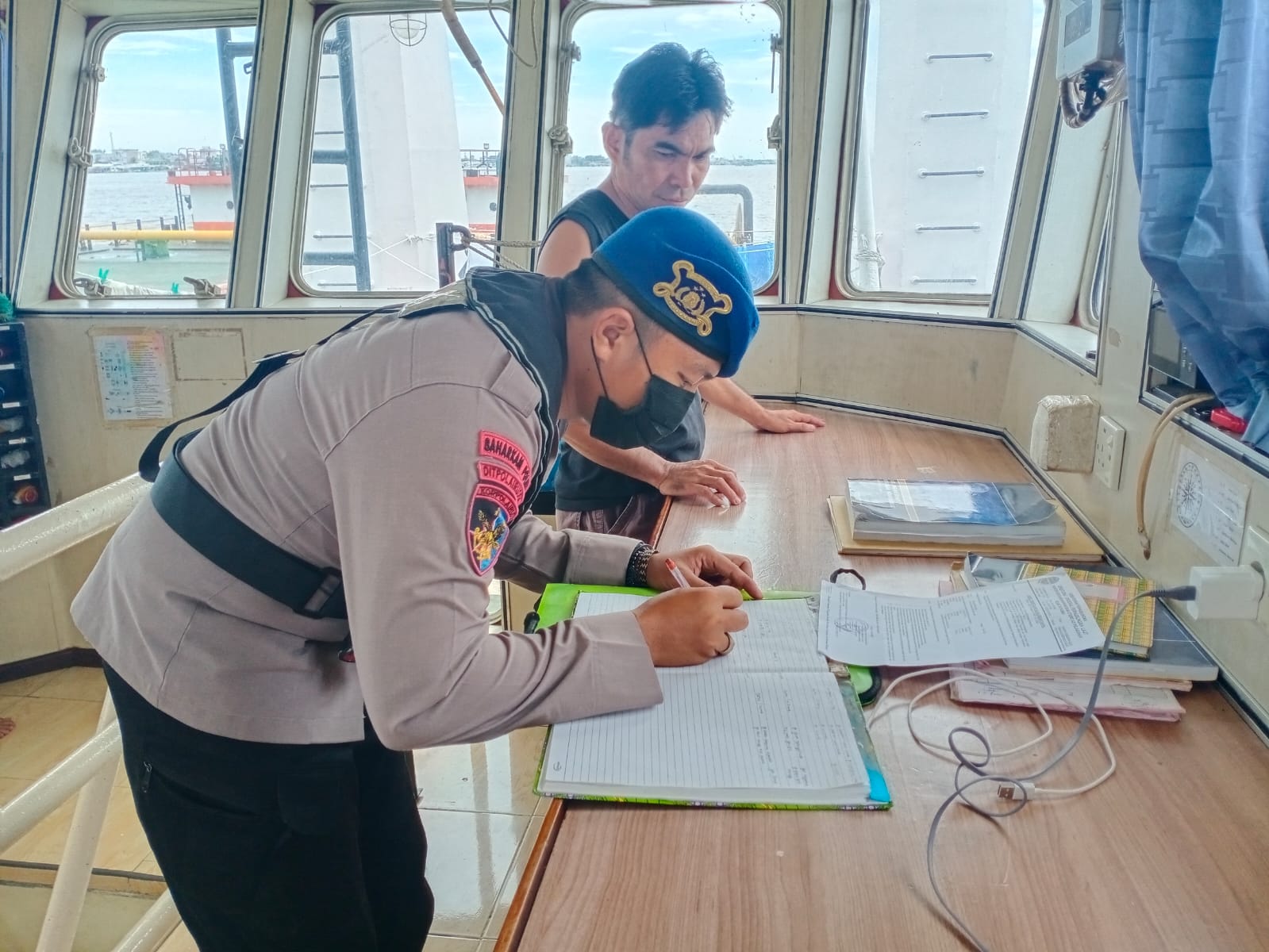 Jaga Kondusifitas Perairan Das Kumai, Ditpolairud Cek Dokumen Dan Alat Keselamatan Kapal