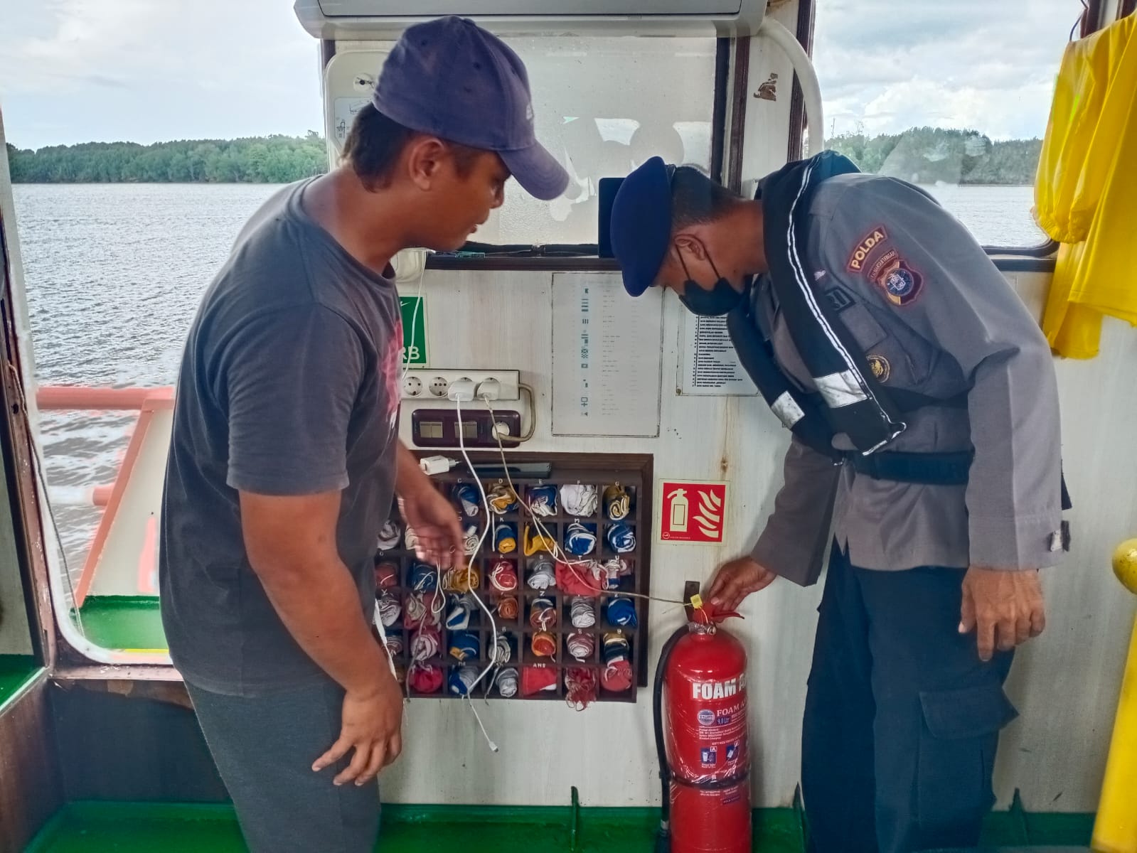 Jaga Kondusifitas Perairan Das Kumai, Ditpolairud Cek Dokumen Dan Alat Keselamatan Kapal