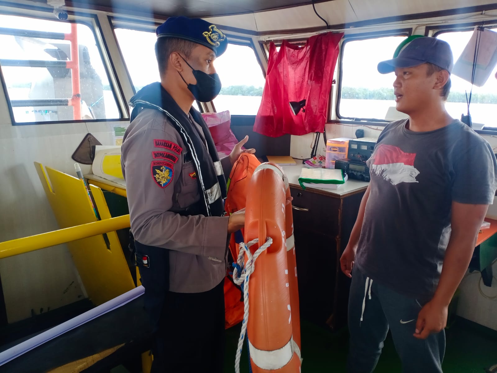 Jaga Kondusifitas Perairan Das Kumai, Ditpolairud Cek Dokumen Dan Alat Keselamatan Kapal