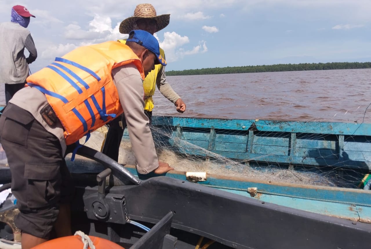 Harkamtibmas Perairan Das Kapuas, Ditpolairud Imbau Nelayan Untuk Perhatikan Cuaca