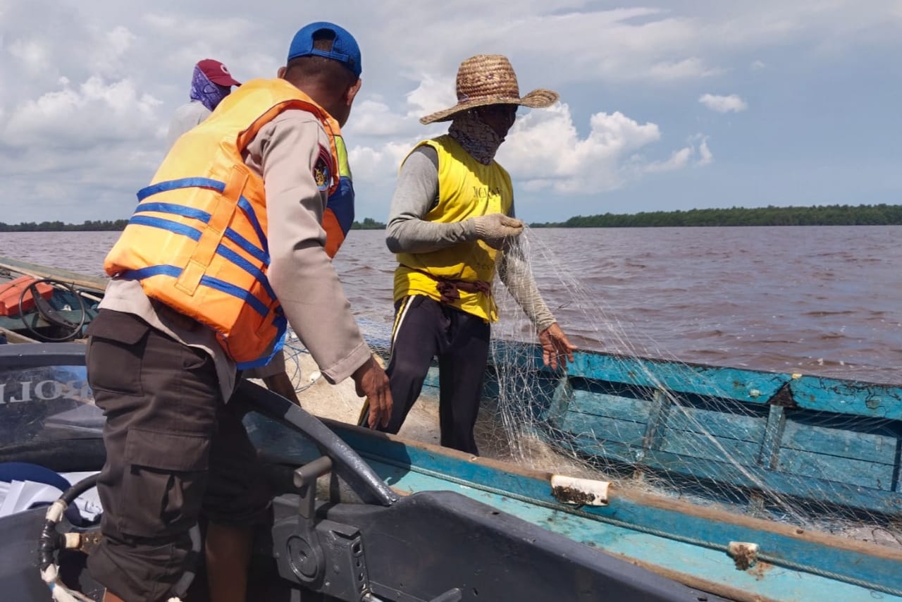 Harkamtibmas Perairan Das Kapuas, Ditpolairud Imbau Nelayan Untuk Perhatikan Cuaca