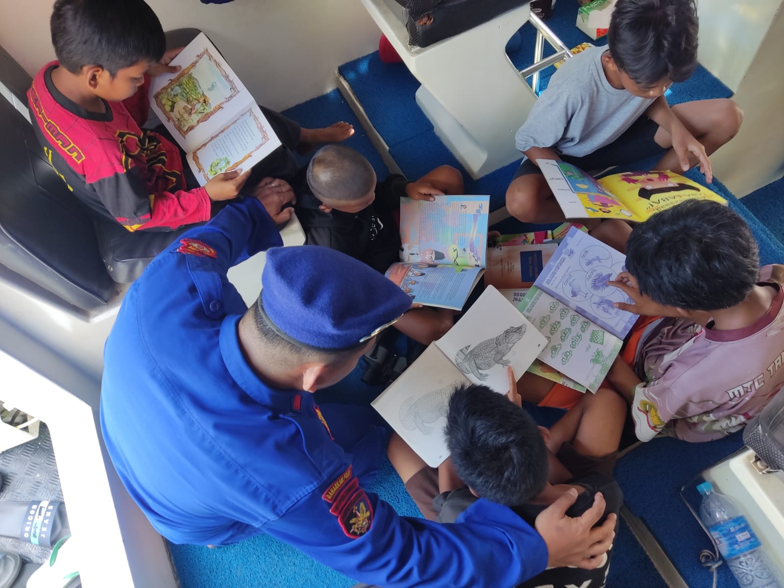 Antusias Anak - Anak Bantaran Sungai Bermain dan belajar dikapal patroli polisi KP XVIII-2002