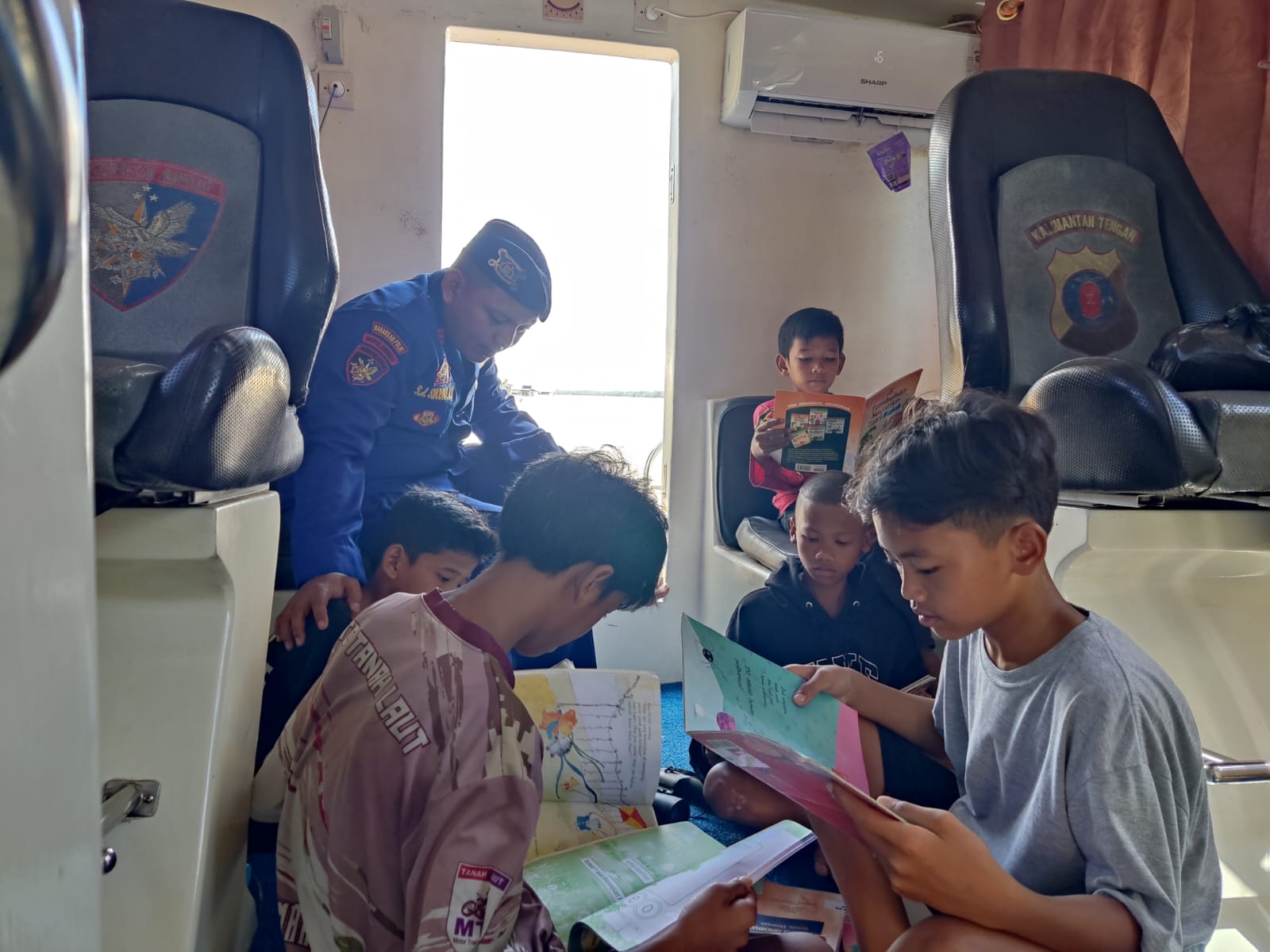 Antusias Anak - Anak Bantaran Sungai Bermain dan belajar dikapal patroli polisi KP XVIII-2002