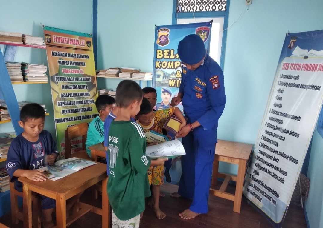 Begini Peran Ditpolairud Dalam Mengatasi Buta Aksara Di Wilayah Pelosok Das Barito
