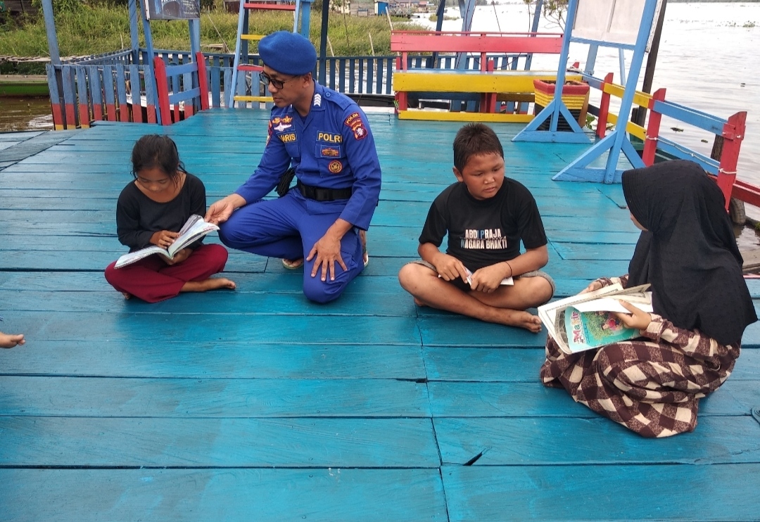 Begini Peran Ditpolairud Dalam Mengatasi Buta Aksara Di Wilayah Pelosok Das Barito
