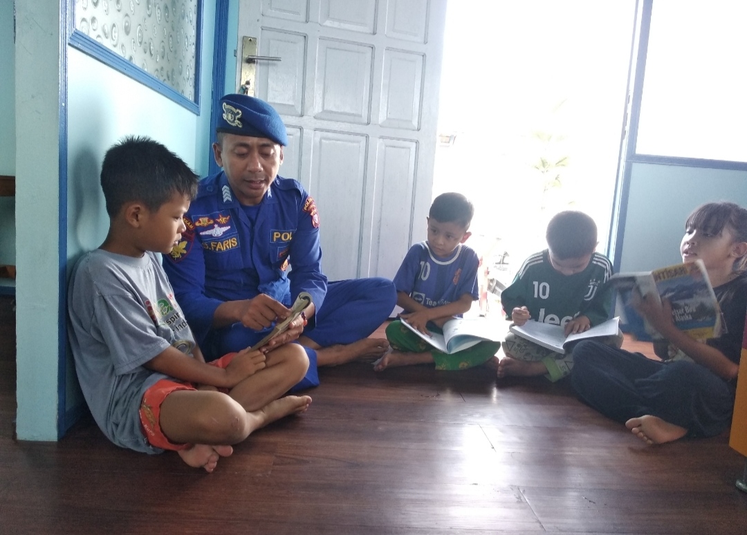 Begini Peran Ditpolairud Dalam Mengatasi Buta Aksara Di Wilayah Pelosok Das Barito