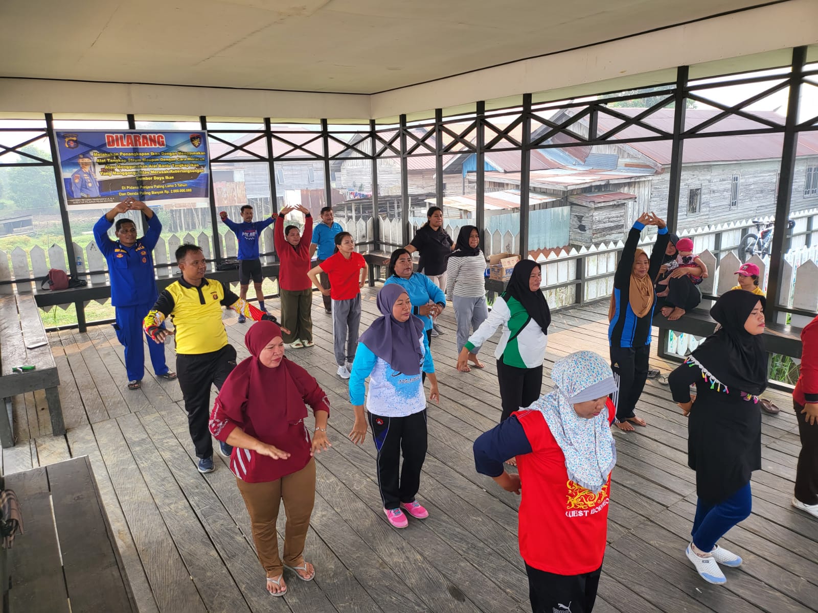 Ditpolairud Ajak Masyarakat Desa Tumbang Rungan Rutin Senam Pagi