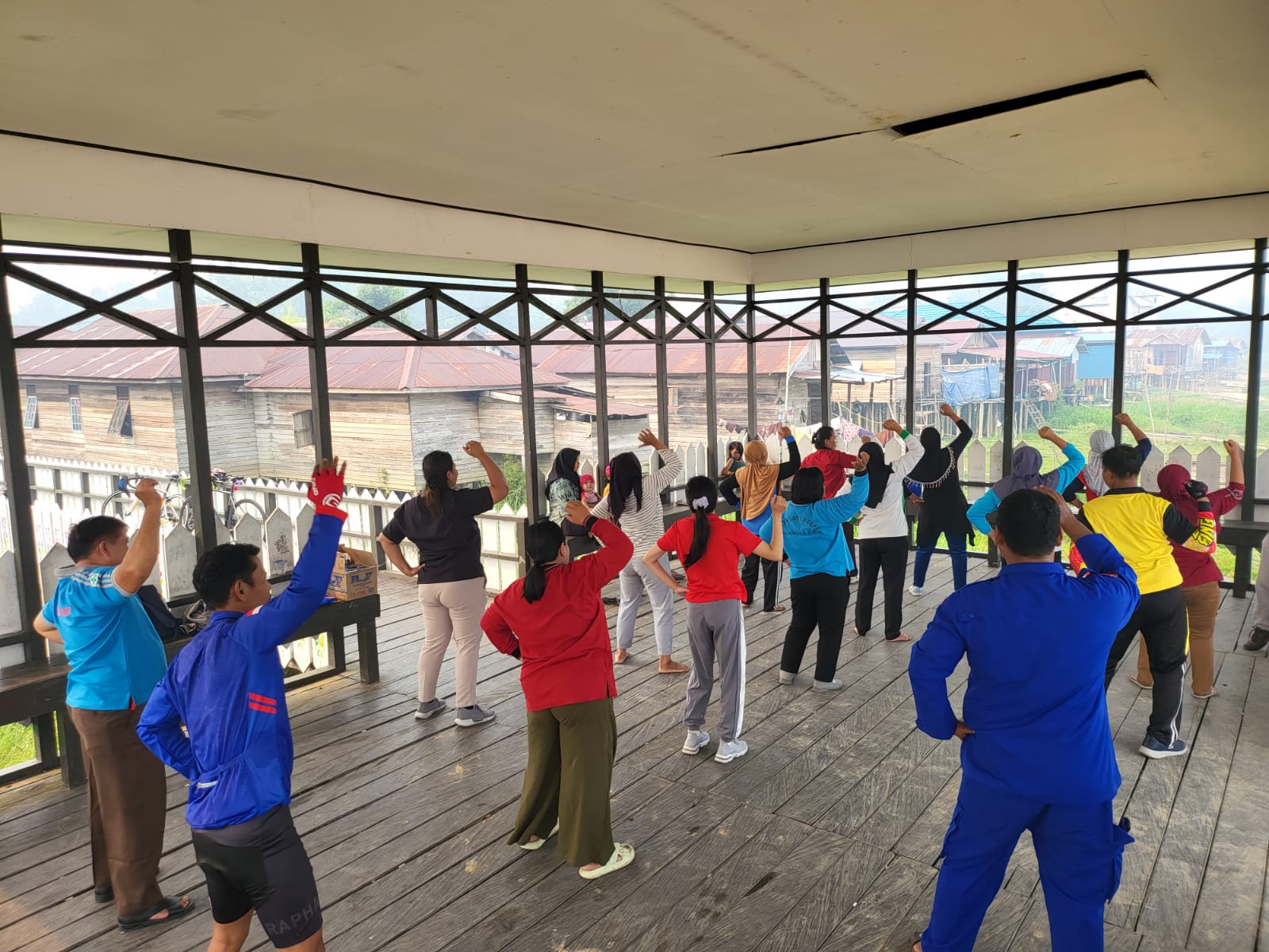 Ditpolairud Ajak Masyarakat Desa Tumbang Rungan Rutin Senam Pagi