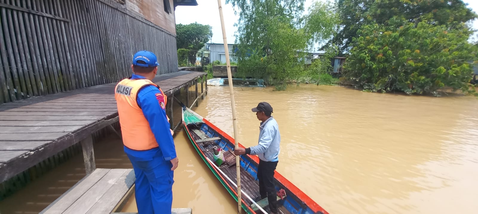 Antisipasi Terjadinya Laka Laut akibat Cuaca Ekstream Personil Ditpolairud Sambangi Nelayan Di Pulang Pisau