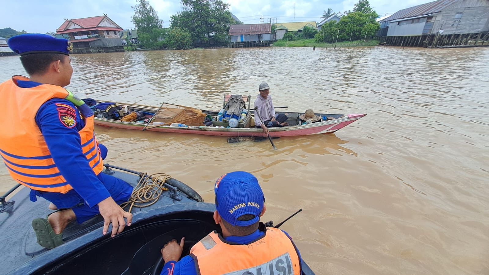 Antisipasi Terjadinya Laka Laut akibat Cuaca Ekstream Personil Ditpolairud Sambangi Nelayan Di Pulang Pisau