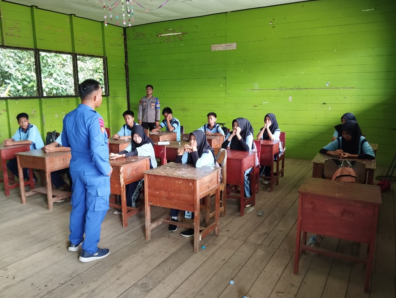 Personel Mako perwakilan Palangka Raya Gelar Sosialisasi Pencegahan Bahaya Narkoba kepada Siswa-siswi Sekolah.