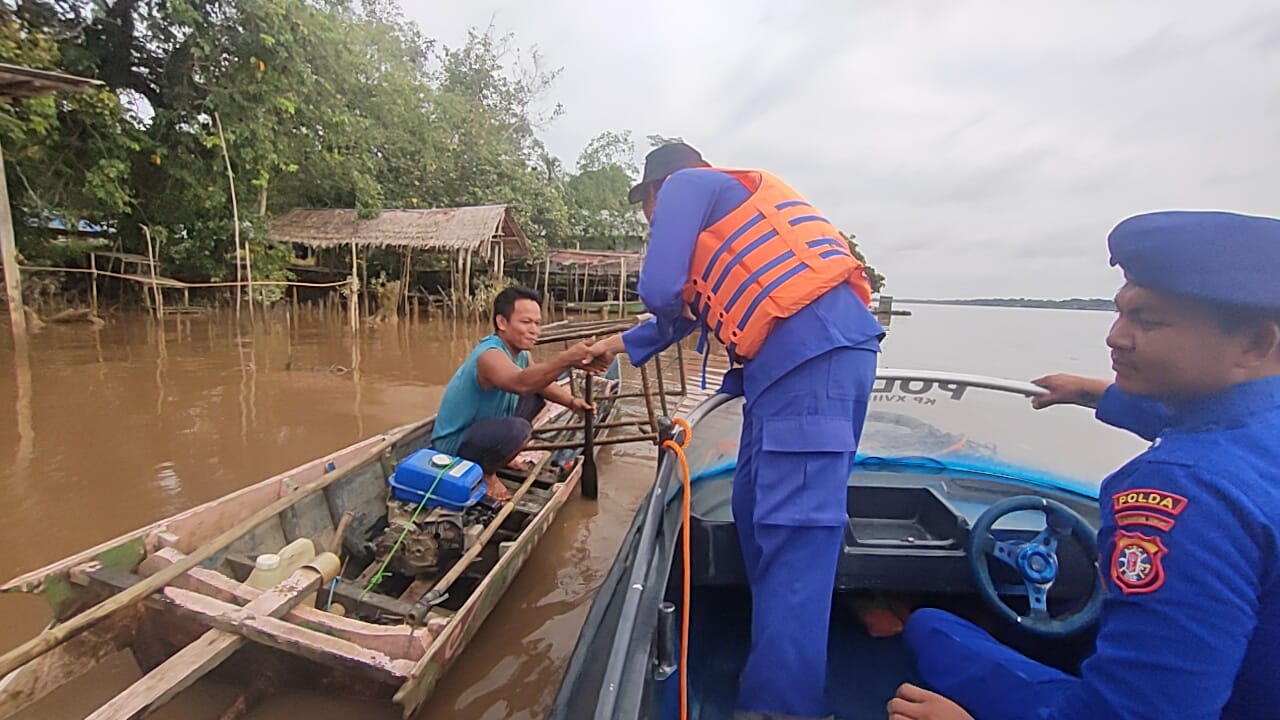 Sambangi Nelayan, Personel Ditpolairud Imbau Gunakan Pelampung