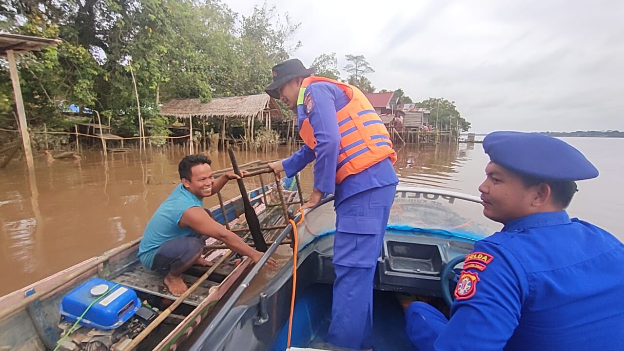 Sambangi Nelayan, Personel Ditpolairud Imbau Gunakan Pelampung
