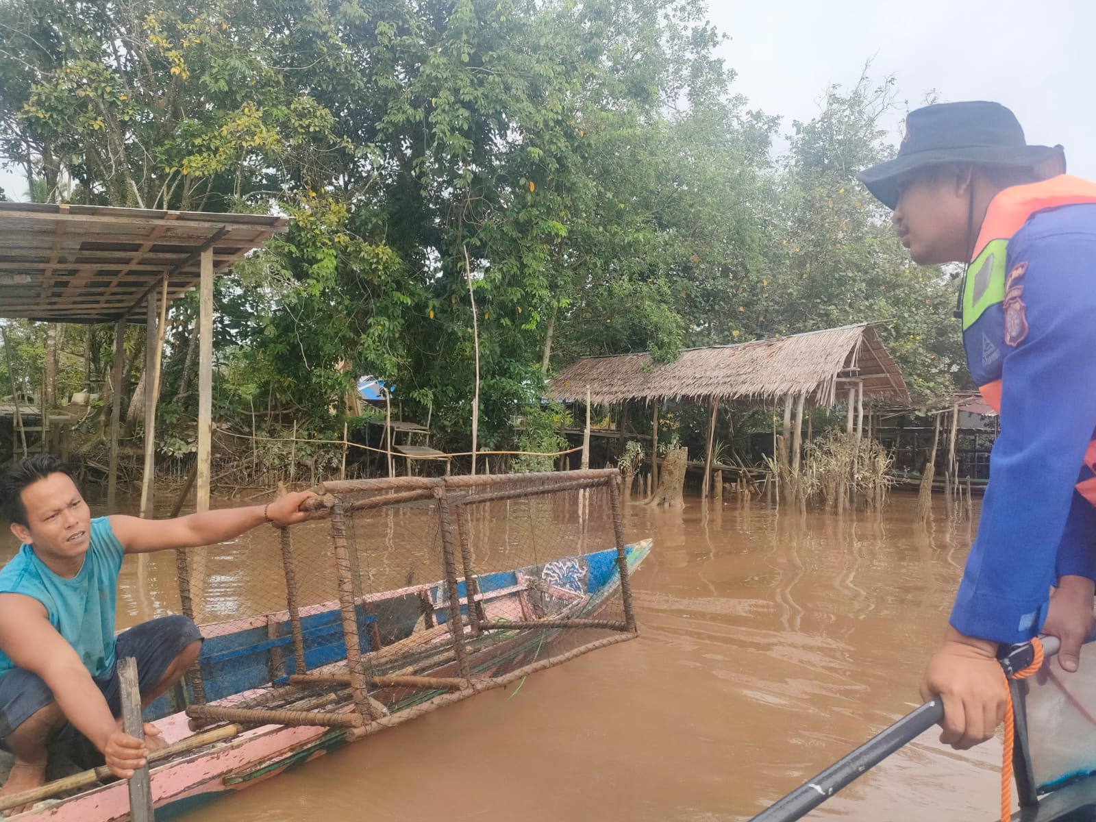 Sambangi Nelayan, Personel Ditpolairud Imbau Gunakan Pelampung