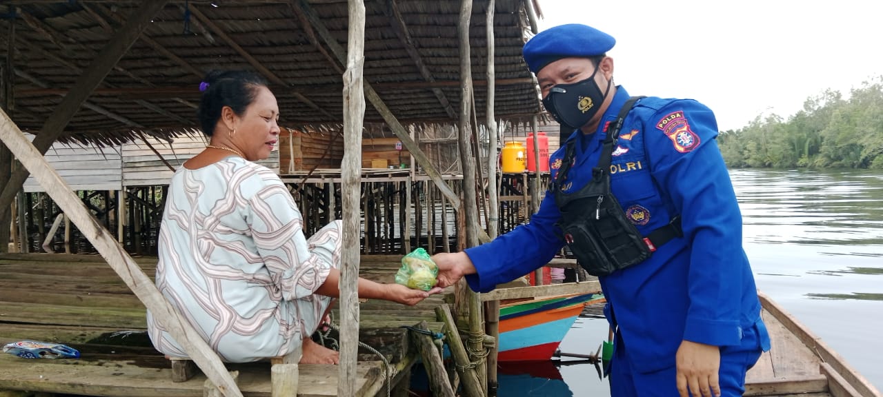 Berkah Ramadhan, Personel Ditpolairud Di Kewilayahan Berbagi Takjil