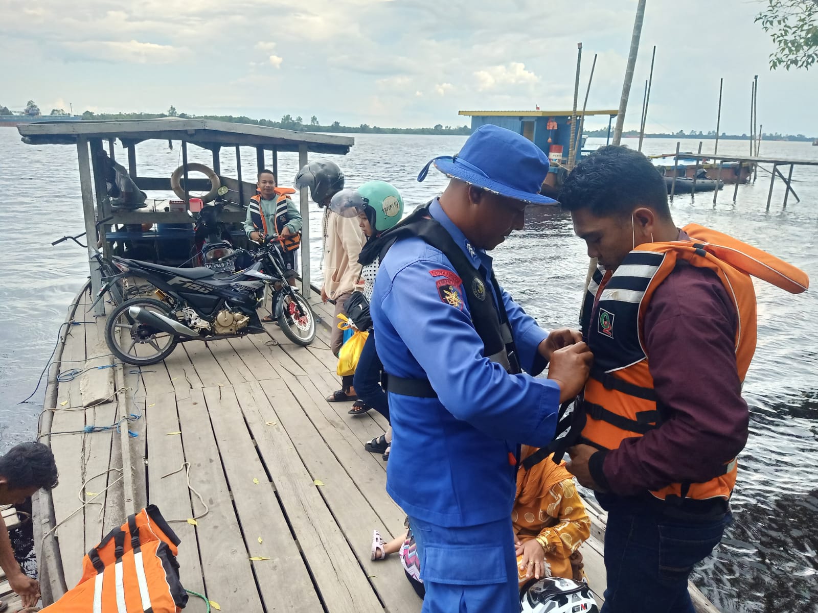 Personel KP XVIII-2006 Ditpolairud Imbau Pengguna Sarana Air Utamakan Keselamatan Dalam Bekerja