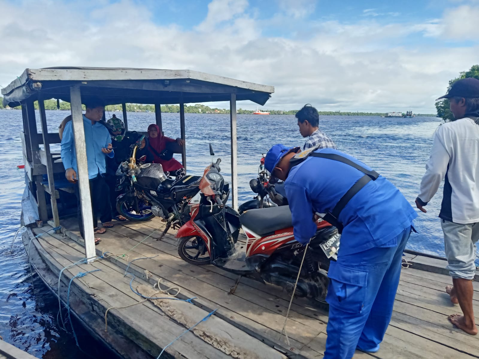 Personel KP XVIII-2006 Ditpolairud Imbau Pengguna Sarana Air Utamakan Keselamatan Dalam Bekerja