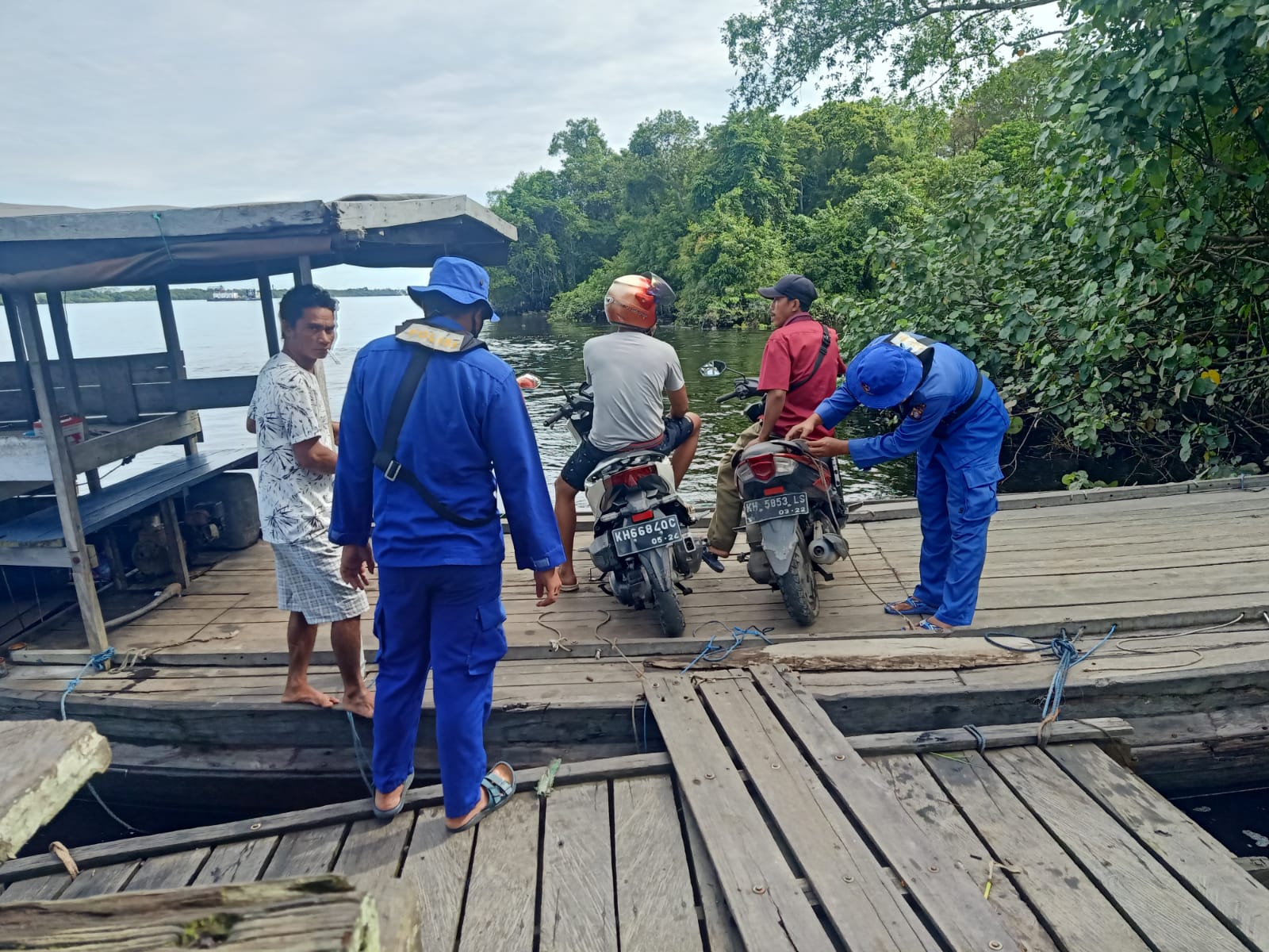 Personel KP XVIII-2006 Ditpolairud Imbau Pengguna Sarana Air Utamakan Keselamatan Dalam Bekerja