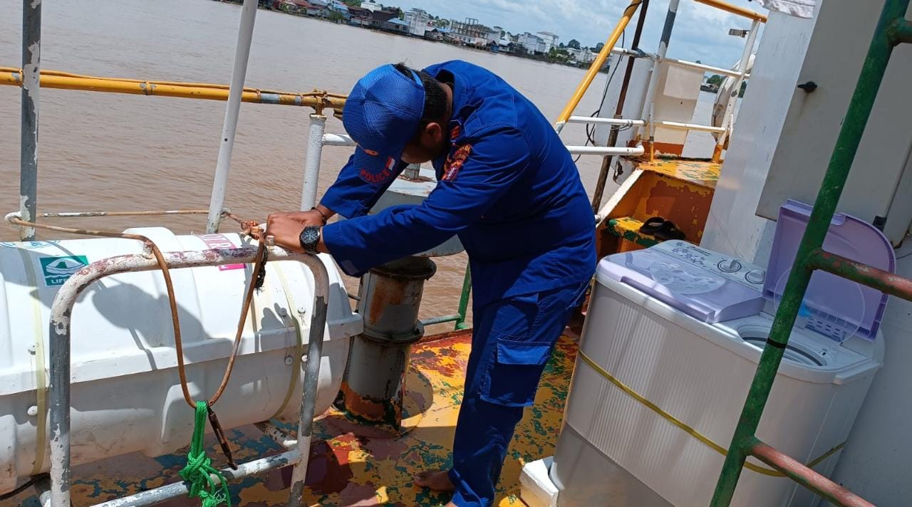 Cegah Aksi Premanisme , Kapal Patroli KP XVIII 2001 Ditpolairud Sisir Sungai Barito