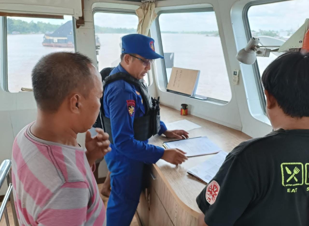 Cegah Aksi Premanisme , Kapal Patroli KP XVIII 2001 Ditpolairud Sisir Sungai Barito