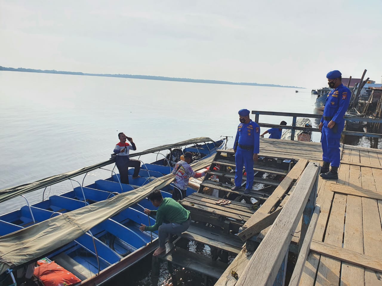 Cuaca Tidak Menentu, Personel Ditpolairud Berikan Imbauan  Pada Penyedia  Jasa Angkutan Air 