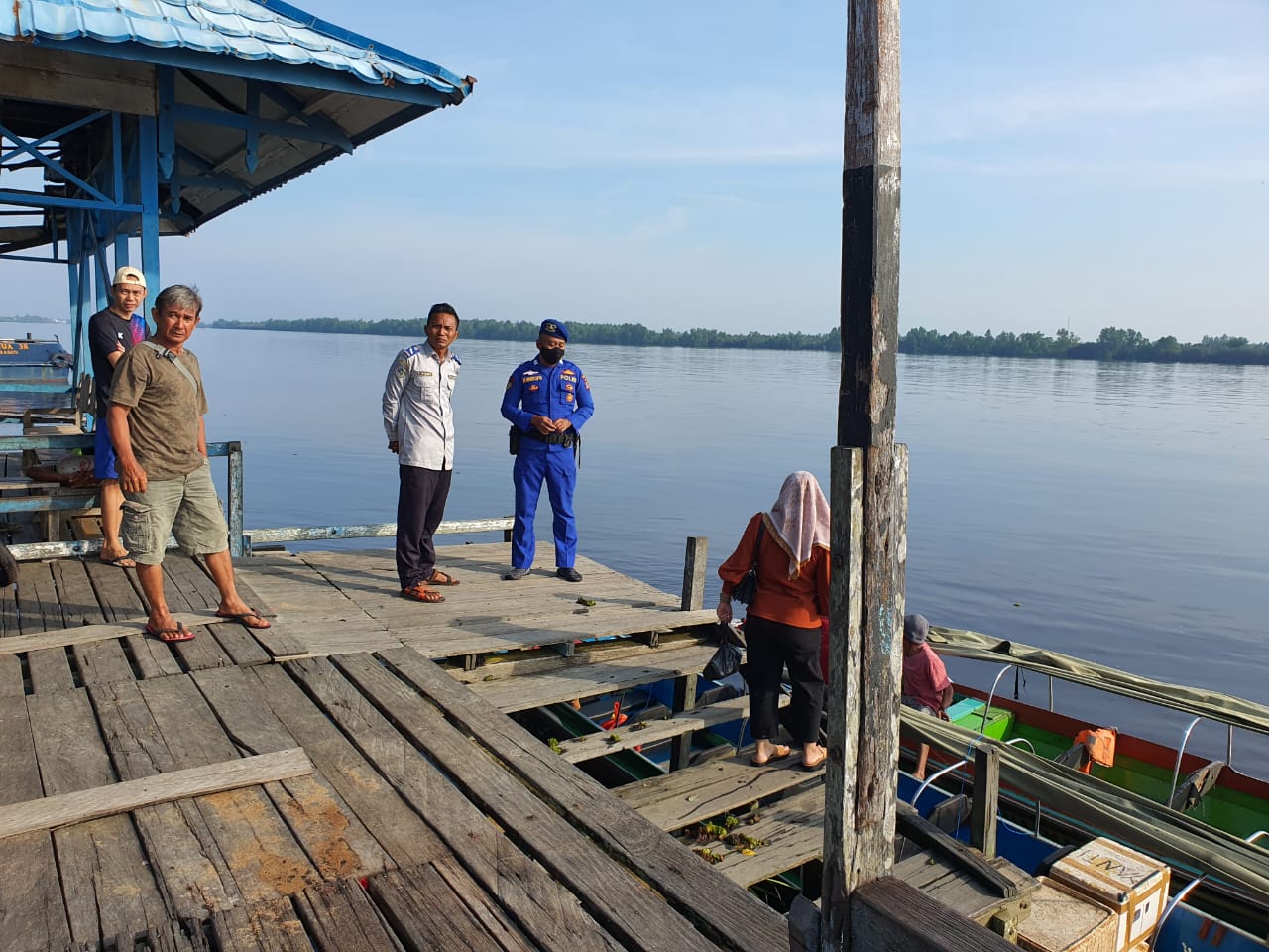 Cuaca Tidak Menentu, Personel Ditpolairud Berikan Imbauan  Pada Penyedia  Jasa Angkutan Air 