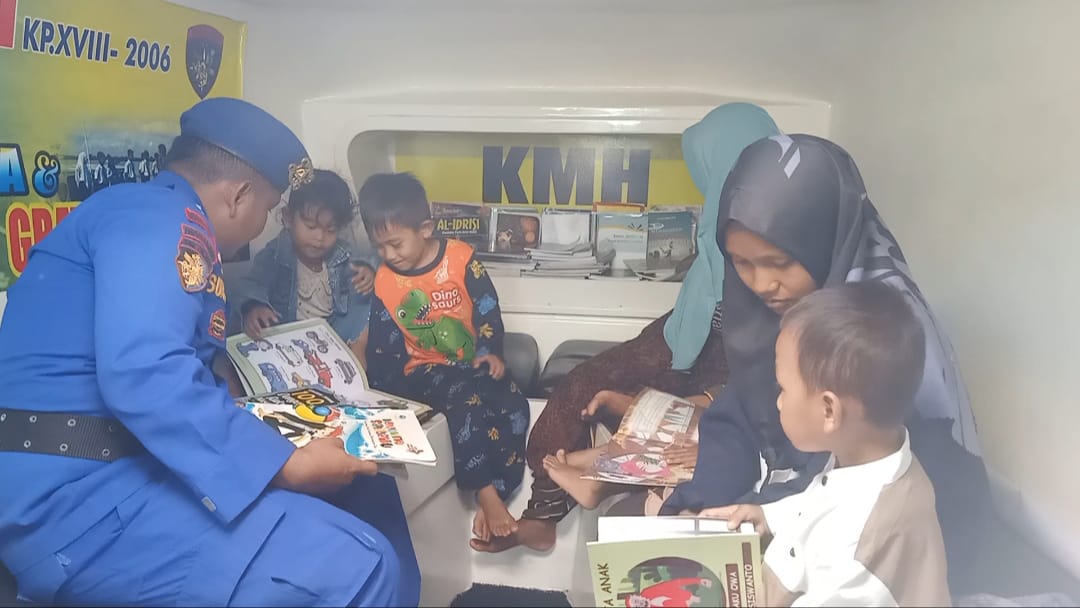 Belajar Dimana Saja Kapan Saja, Kapal Patroli Polisi Jadi Tempat Favorit Anak- Anak Bantaran Sungai