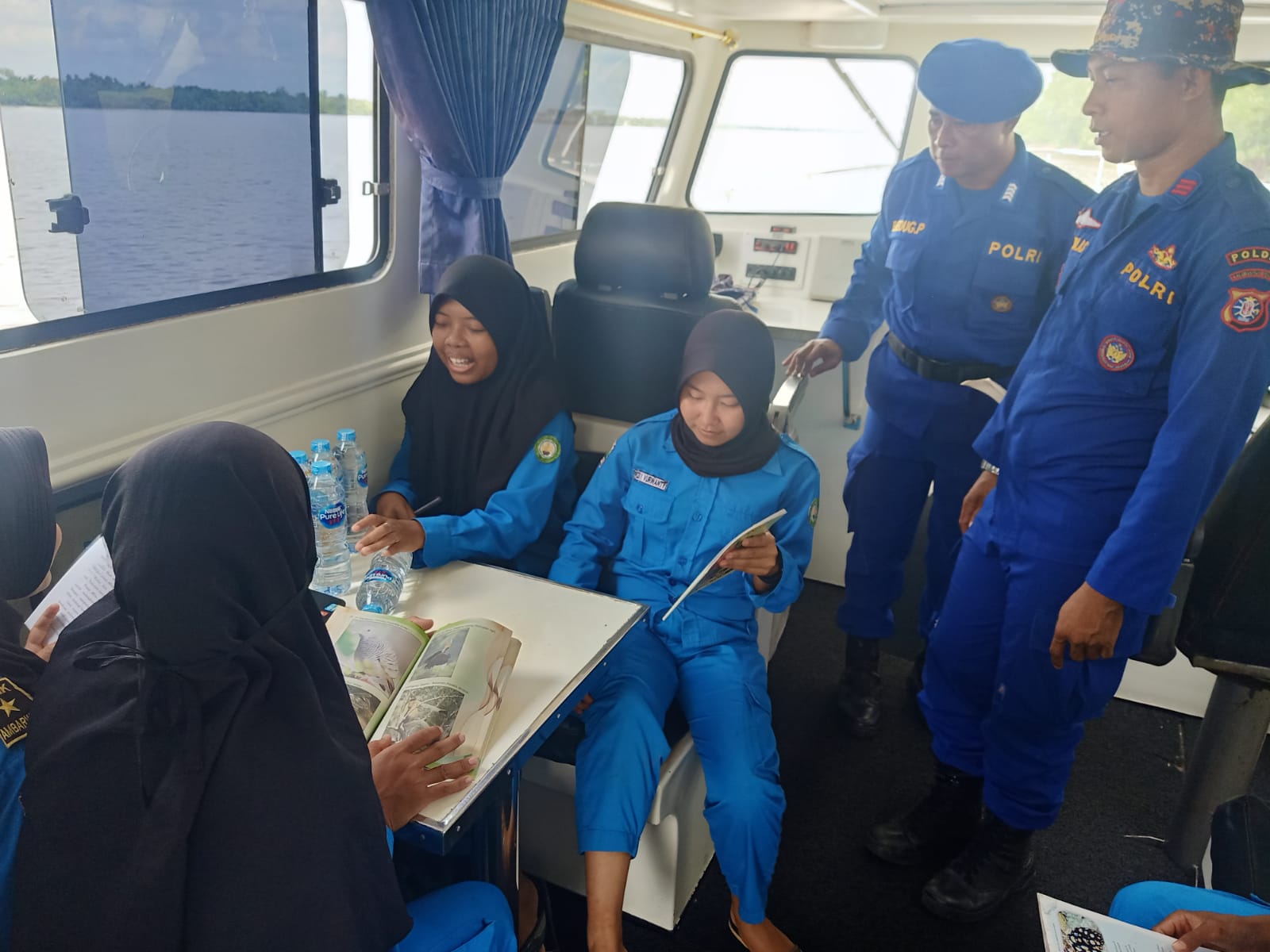 Belajar Dimana Saja Kapan Saja, Kapal Patroli Polisi Jadi Tempat Favorit Anak- Anak Bantaran Sungai