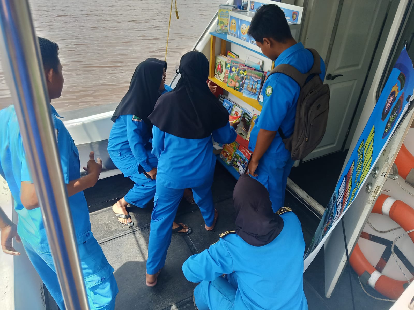 Belajar Dimana Saja Kapan Saja, Kapal Patroli Polisi Jadi Tempat Favorit Anak- Anak Bantaran Sungai
