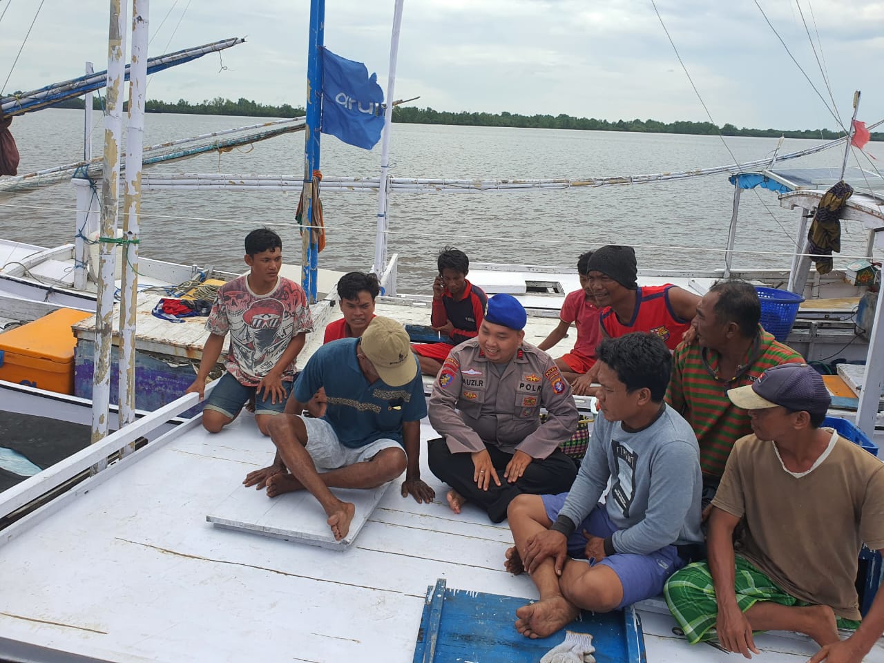Melalui Obrolan Santai, Personel Ditpolairud Sisipkan Pesan Kamtibmas Dengan Warga Desa Pegatan Hilir
