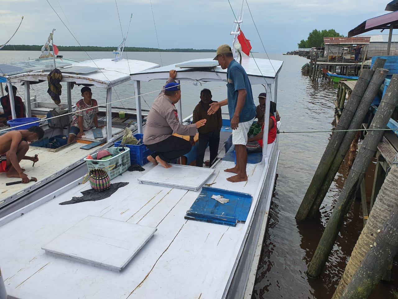 Melalui Obrolan Santai, Personel Ditpolairud Sisipkan Pesan Kamtibmas Dengan Warga Desa Pegatan Hilir