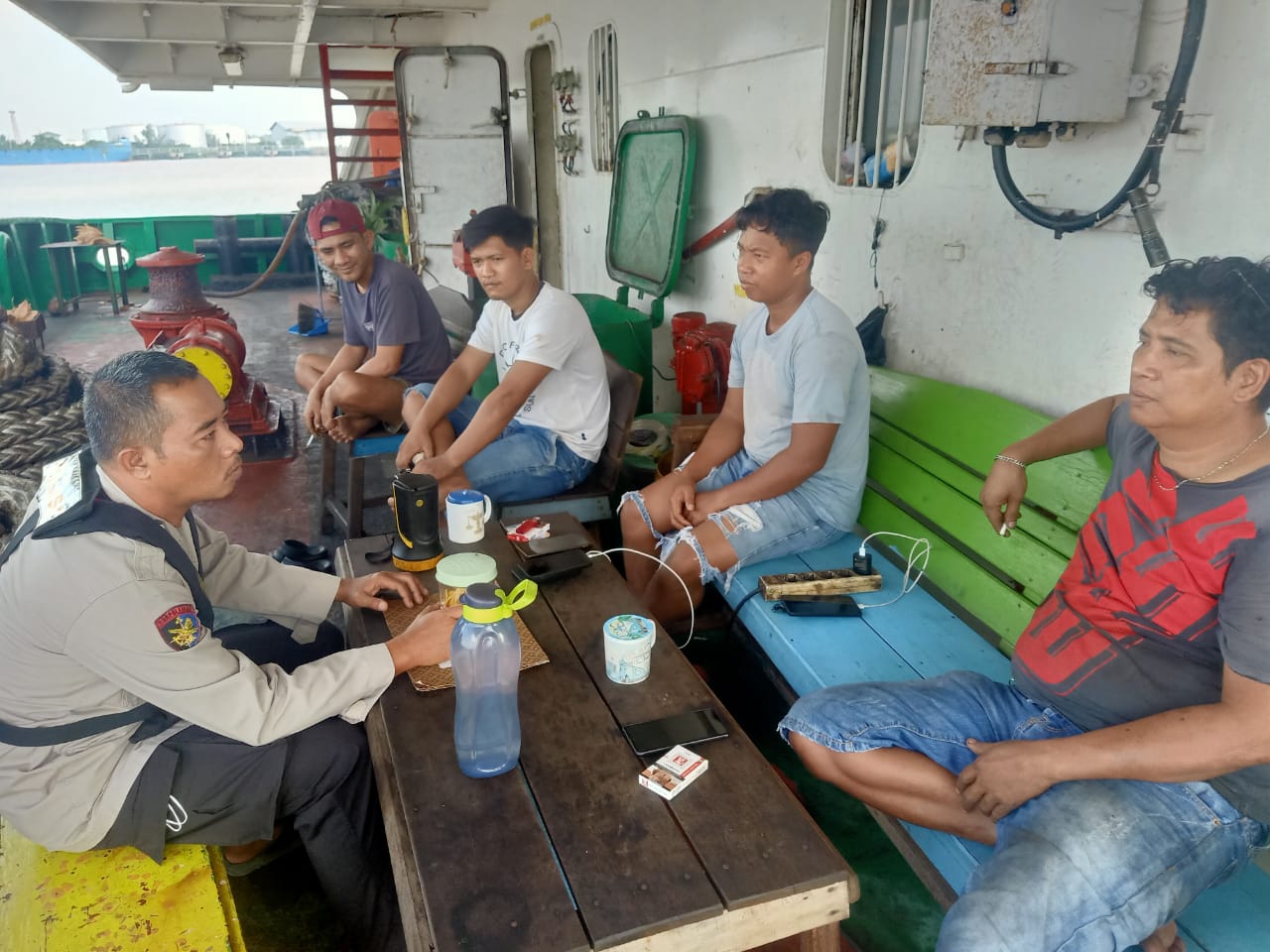 Personel KP XVIII-2006 Ditpolairud Sampaikan Pesan Kamtibmas Kepada ABK Melintas Das Mentaya