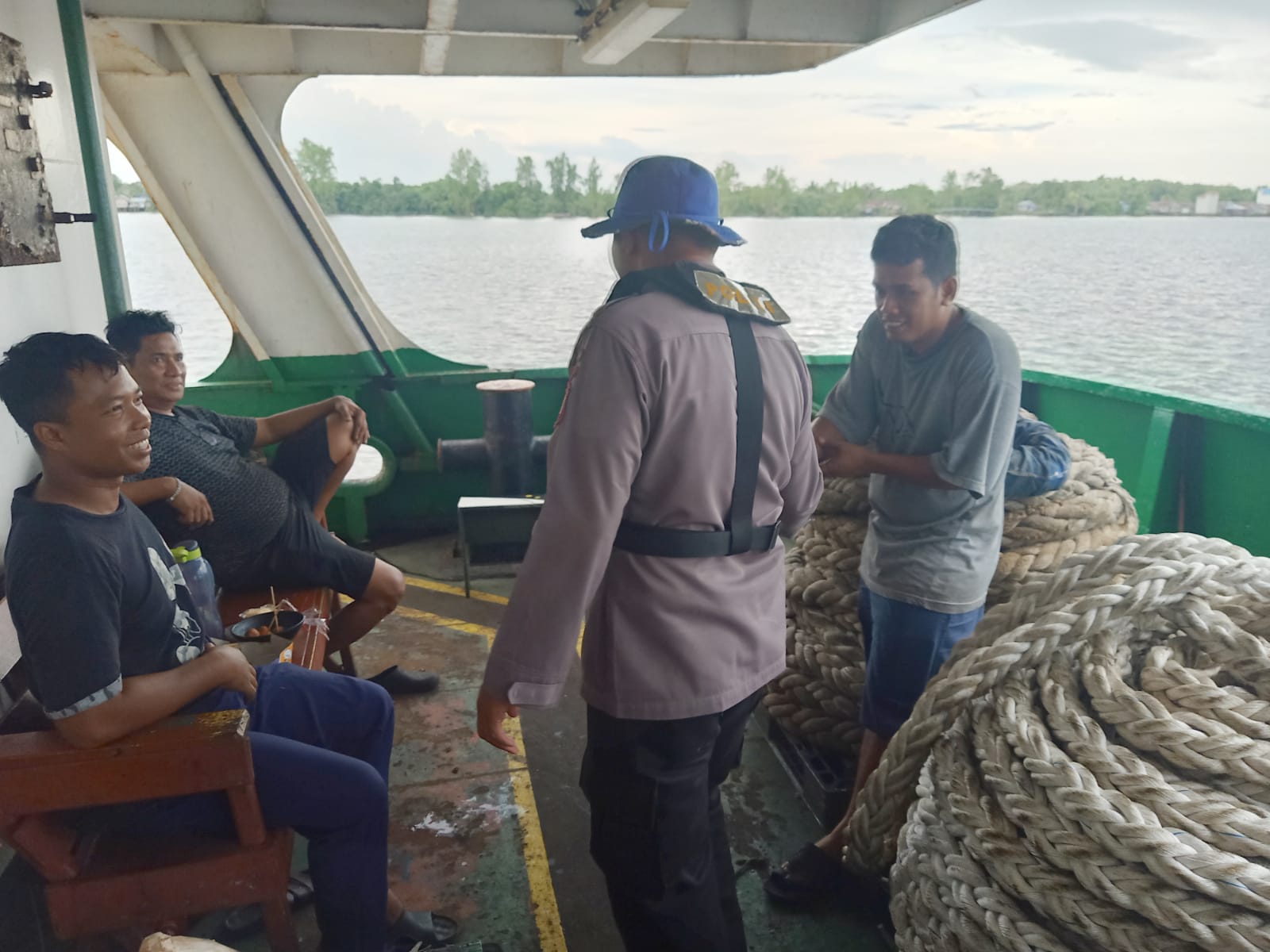 Personel KP XVIII-2006 Ditpolairud Sampaikan Pesan Kamtibmas Kepada ABK Melintas Das Mentaya