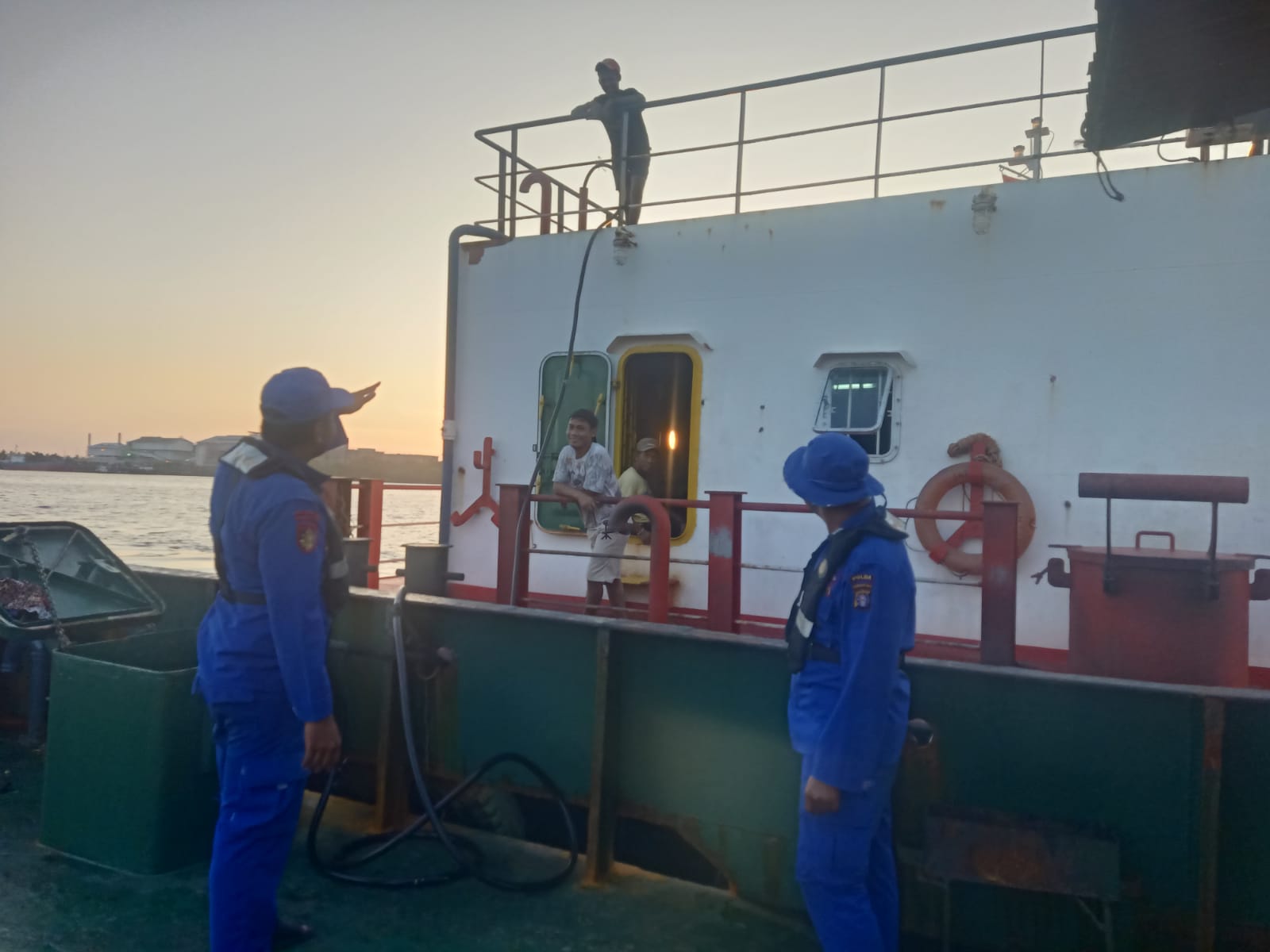 Personel KP XVIII-2006 Ditpolairud Sampaikan Pesan Kamtibmas Kepada ABK Melintas Das Mentaya