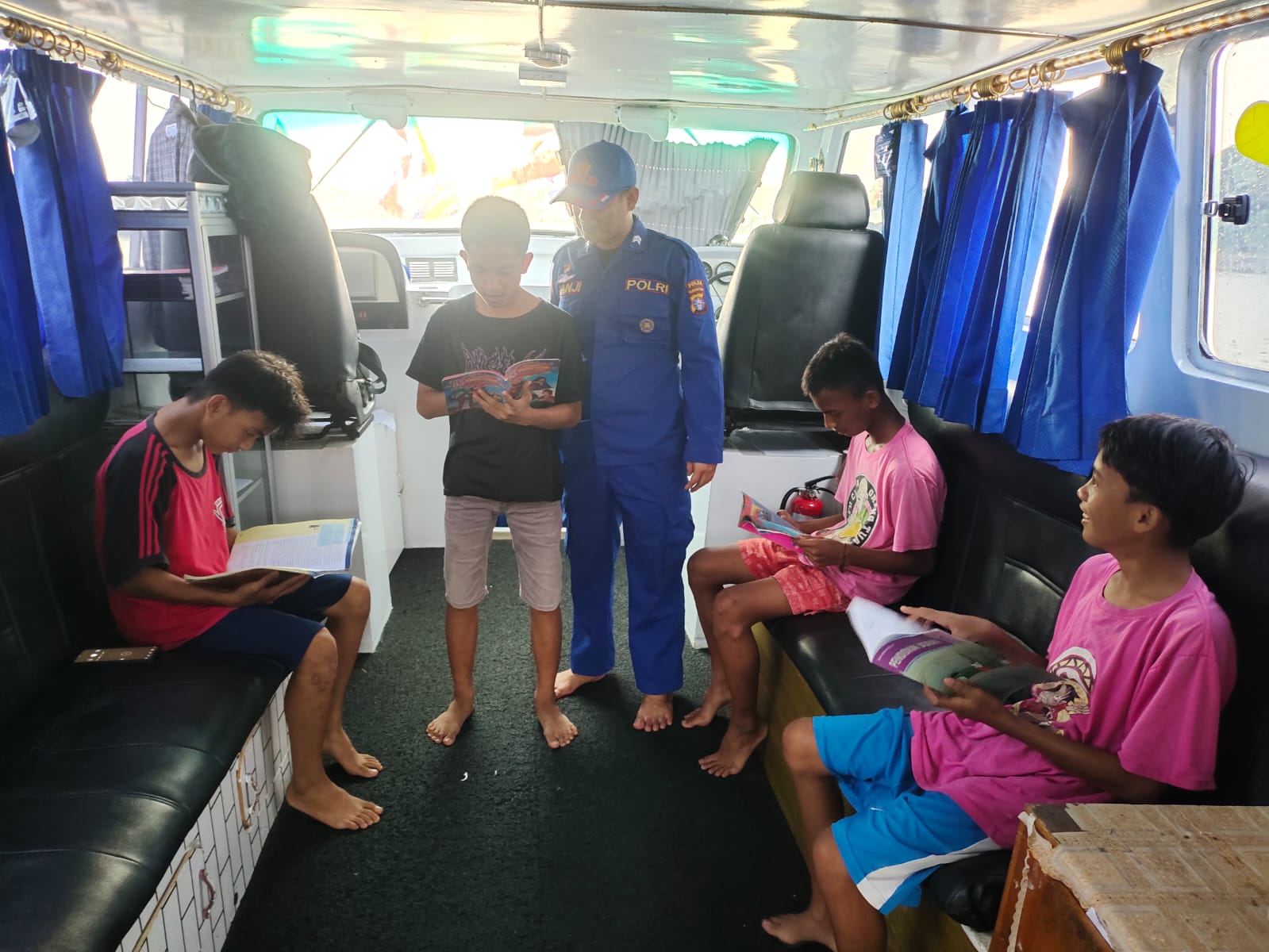 Perpustakaan Terapung KPXVIII 2001 Ditpolairud Terus Berikan Pelayanan Terbaik Untuk Masyarakat Barito