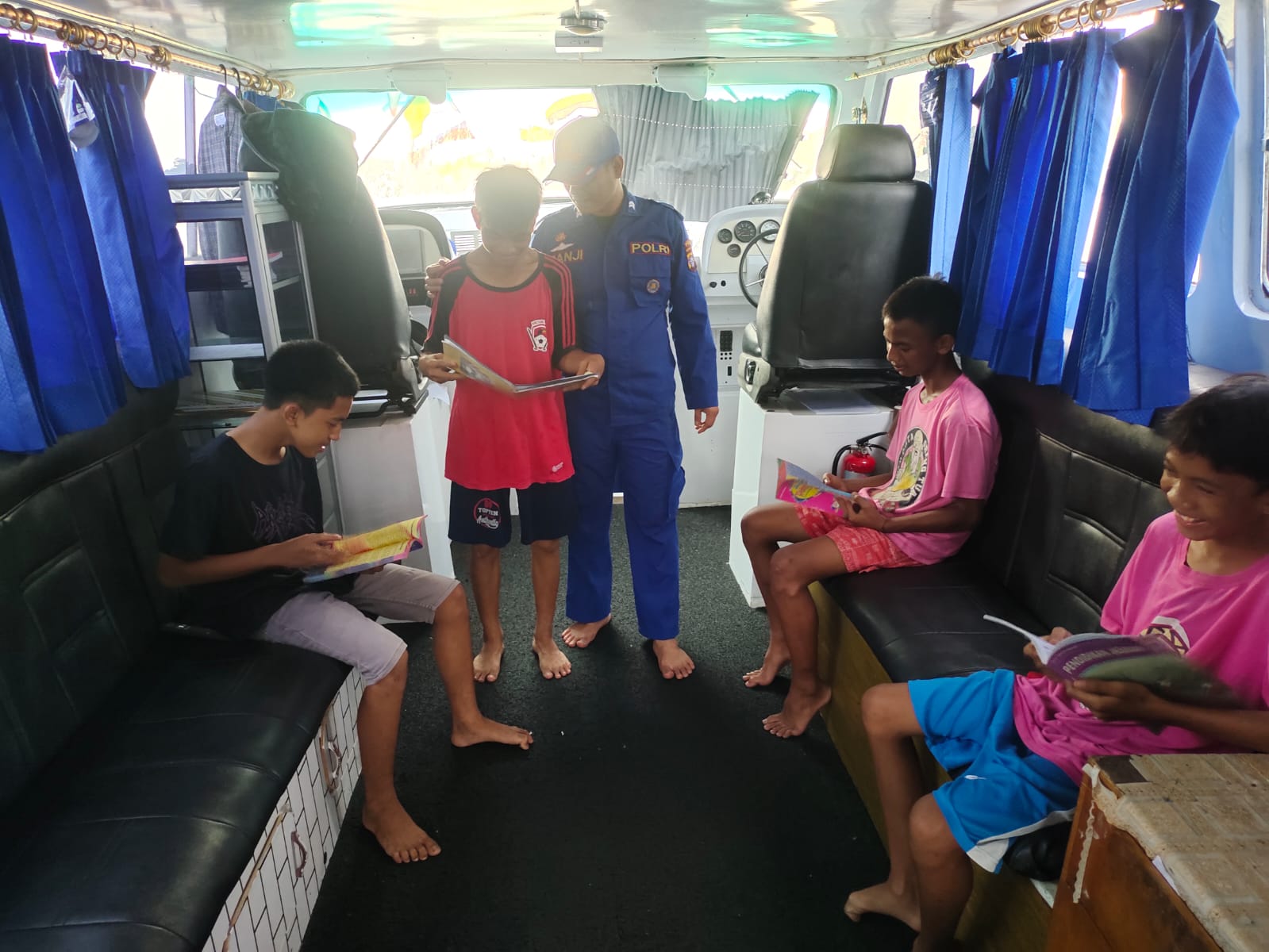 Perpustakaan Terapung KPXVIII 2001 Ditpolairud Terus Berikan Pelayanan Terbaik Untuk Masyarakat Barito