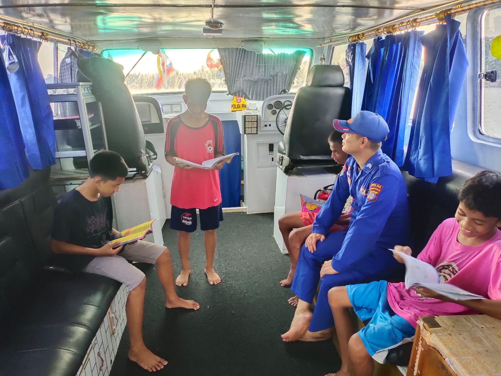 Perpustakaan Terapung KPXVIII 2001 Ditpolairud Terus Berikan Pelayanan Terbaik Untuk Masyarakat Barito