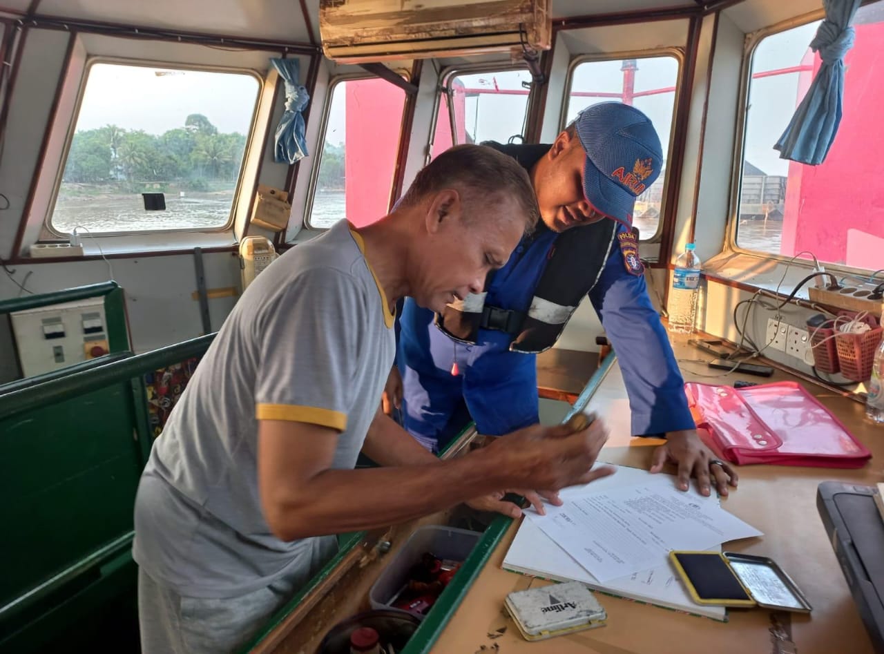 Lakukan Upaya Preventif, Personel KP XVIII 2001 Ditpolairud Cek Kapal Yang Melintasi Sungai Barito